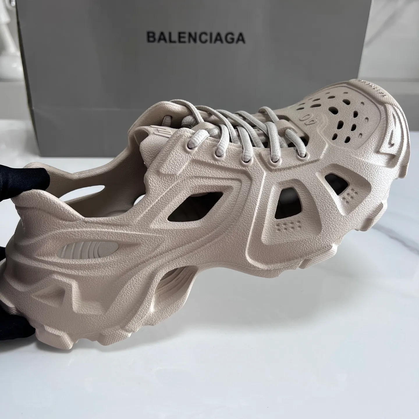 👟👟Ex-factory price 380👟👟 Balenciaga must-have beach shoes for summer: Men's and women's shoes are made of ultra-light 95% (injection molding) EVA plastic, 5% foam plastic foam cushioning material #Ultra-lightweight one-piece foam shoe mold ❗ New summer product, French high-end luxury brand - Balenciaga BALENCIAGA 3XL Rubber Low Top Sneakers 3XL version series summer beach wading versatile trendy lace-up casual sports hole sandals. Size: 35-46